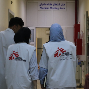 A equipe de promoção da saúde e engajamento comunitário de MSF conversa enquanto se dirige à sala de espera das gestantes no Hospital Regional Abo Ali Sina, no Afeganistão. ©Zahra ShoukatMSF