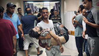 Abdullah Hammad, que trabalhou com MSF em Gaza, é carregado para o hospital Nasser após ataque das forças israelenses contra pessoas que tentavam coletar alimentos dos caminhões de ajuda. Gaza, 3 de julho de 2025. ©Mohammad Salama