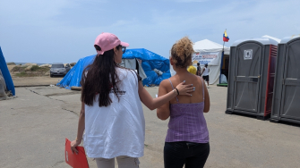 Psicóloga de MSF presta apoio a paciente em uma clínica móvel em Playa Verde, Maiquetia, após terremotos. Venezuela, julho de 2026. ©Belen Filgueira/MSF