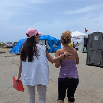 Psicóloga de MSF presta apoio a paciente em uma clínica móvel em Playa Verde, Maiquetia, após terremotos. Venezuela, julho de 2026. ©Belen Filgueira/MSF