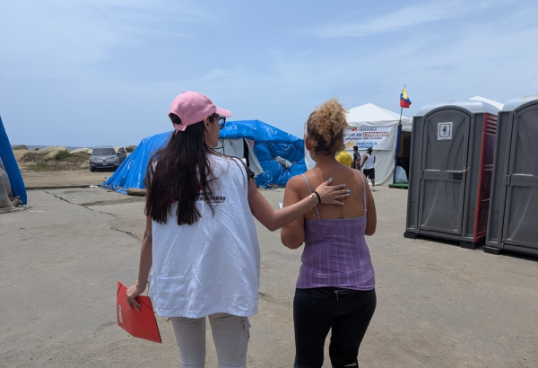 Psicóloga de MSF presta apoio a paciente em uma clínica móvel em Playa Verde, Maiquetia, após terremotos. Venezuela, julho de 2026. ©Belen Filgueira/MSF