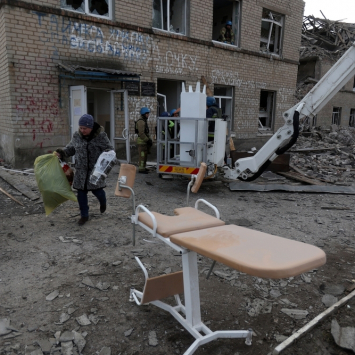 Funcionários do Serviço Estadual de Emergência da Ucrânia e equipe de saúde retiram equipamentos médicos de uma maternidade destruída por um ataque com mísseis russos na cidade de Selydove, na região de Donetsk. Ucrânia, fevereiro de 2024. ©Anatolii STEPANOV/AFP