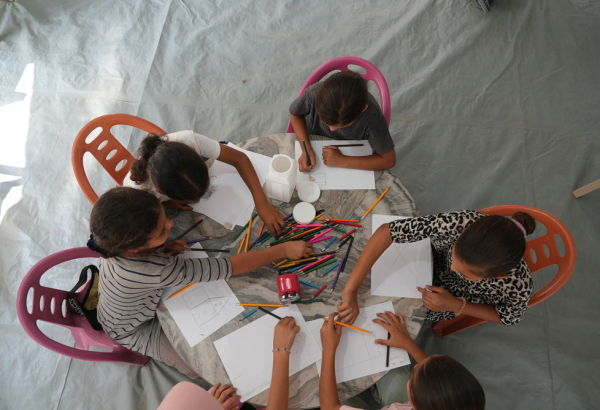 Sesssão organizada por MSF, com jogos e entretenimento para crianças, no Posto Médico Avançado Al Zaytoun, na Cidade de Gaza. Palestina, agosto de 2026. ©Nour Alsaqqa/MSF