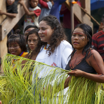 Thaiani (com a camisa de MSF) no projeto na Terra Indígena Yanomami. © Diego Baravelli/MSF