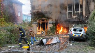 Bombeiros combatem incêndio após bombardeio russo em Kherson, em 11 de novembro de 2023. Ucrânia. ©Ivan Antypenko/Global Images Ukraine