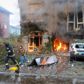 Bombeiros combatem incêndio após bombardeio russo em Kherson, em 11 de novembro de 2023. Ucrânia. ©Ivan Antypenko/Global Images Ukraine