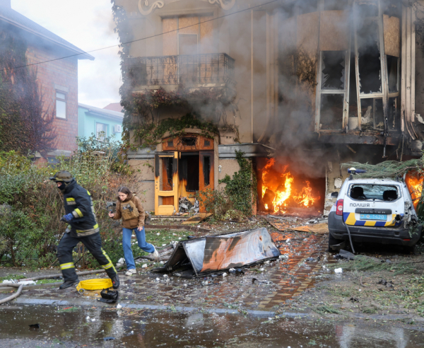Bombeiros combatem incêndio após bombardeio russo em Kherson, em 11 de novembro de 2023. Ucrânia. ©Ivan Antypenko/Global Images Ukraine
