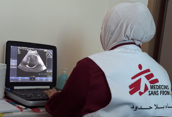Profissional de MSF analisa uma ecografia durante atividades em uma clínica móvel em Khallet Al-Mai, Hebron, na Cisjordânia. Palestina, julho de 2026. ©Oday Alshobaki/MSF