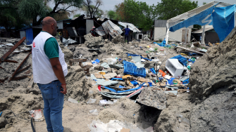 Coordenador-geral de MSF diante do que restou do estoque principal do hospital de Lankien, após o bombardeio. Nossas equipes perderam a maior parte dos suprimentos médicos. ©Stefan Pejovic