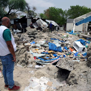Coordenador-geral de MSF diante do que restou do estoque principal do hospital de Lankien, após o bombardeio. Nossas equipes perderam a maior parte dos suprimentos médicos. ©Stefan Pejovic