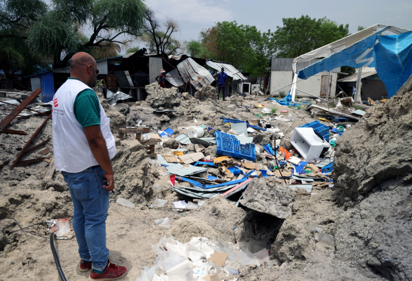 Coordenador-geral de MSF diante do que restou do estoque principal do hospital de Lankien, após o bombardeio. Nossas equipes perderam a maior parte dos suprimentos médicos. ©Stefan Pejovic