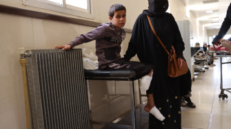 Abdulrazzaq Mustafa Saeed, de 12 anos, ficou ferido enquanto pastoreava ovelhas na cidade de Al-Asharah, na zona rural de Deir ez-Zor, em abril de 2025. Sua perna direita foi amputada, e ele também perdeu um dedo do pé esquerdo. ©Asmar Al-Bahir/MSF