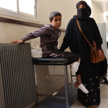 Abdulrazzaq Mustafa Saeed, de 12 anos, ficou ferido enquanto pastoreava ovelhas na cidade de Al-Asharah, na zona rural de Deir ez-Zor, em abril de 2025. Sua perna direita foi amputada, e ele também perdeu um dedo do pé esquerdo. ©Asmar Al-Bahir/MSF