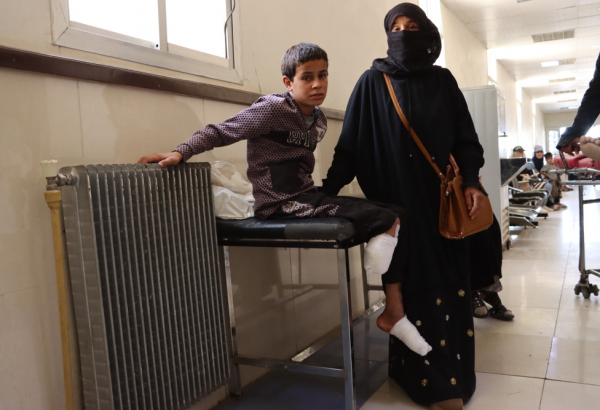 Abdulrazzaq Mustafa Saeed, de 12 anos, ficou ferido enquanto pastoreava ovelhas na cidade de Al-Asharah, na zona rural de Deir ez-Zor, em abril de 2025. Sua perna direita foi amputada, e ele também perdeu um dedo do pé esquerdo. ©Asmar Al-Bahir/MSF