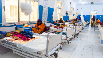 Crianças com desnutrição são atendidas no centro de nutrição terapêutica intensiva do Hospital Regional de Bay, apoiado por MSF, em Baidoa, na Somália. ©Yahya Mohammed/MSF