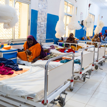 Crianças com desnutrição são atendidas no centro de nutrição terapêutica intensiva do Hospital Regional de Bay, apoiado por MSF, em Baidoa, na Somália. ©Yahya Mohammed/MSF