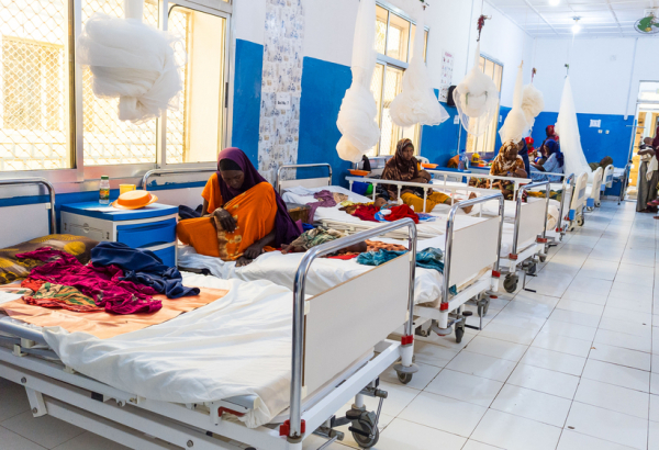 Crianças com desnutrição são atendidas no centro de nutrição terapêutica intensiva do Hospital Regional de Bay, apoiado por MSF, em Baidoa, na Somália. ©Yahya Mohammed/MSF