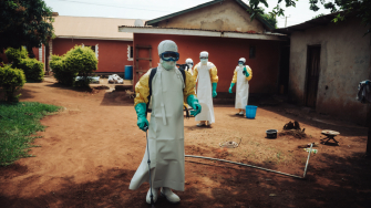 Equipe de descontaminação visita a casa de um paciente cujo teste deu positivo e que está sendo tratado no Centro de Tratamento de Ebola de Elikya. República Democrática do Congo, agosto de 2026. ©Julien Dewarichet/MSF