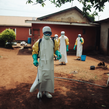 Equipe de descontaminação visita a casa de um paciente cujo teste deu positivo e que está sendo tratado no Centro de Tratamento de Ebola de Elikya. República Democrática do Congo, agosto de 2026. ©Julien Dewarichet/MSF