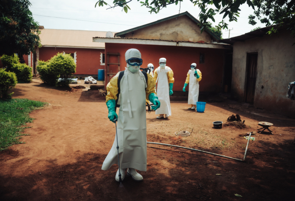 Equipe de descontaminação visita a casa de um paciente cujo teste deu positivo e que está sendo tratado no Centro de Tratamento de Ebola de Elikya. República Democrática do Congo, agosto de 2026. ©Julien Dewarichet/MSF