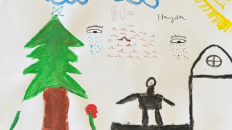 Desenho feito por Haidar, de 15 anos de idade, paciente de MSF no Líbano. A imagem retrata o menino brincando ao lado de fora de sua casa na Síria, seu país de origem. ©MSF