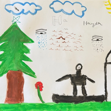 Desenho feito por Haidar, de 15 anos de idade, paciente de MSF no Líbano. A imagem retrata o menino brincando ao lado de fora de sua casa na Síria, seu país de origem. ©MSF