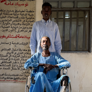 Paciente atendido por MSF após sofrer ferimentos na perna quando uma mesquita em El Fasher foi atacada. Hospital de Tawila, Sudão. ©Natalia Romero Peñuela/MSF