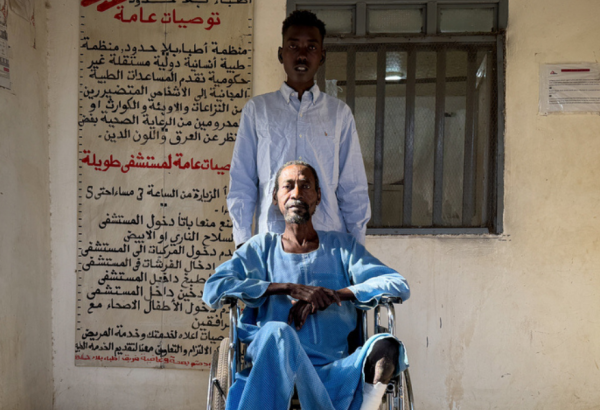 Paciente atendido por MSF após sofrer ferimentos na perna quando uma mesquita em El Fasher foi atacada. Hospital de Tawila, Sudão. ©Natalia Romero Peñuela/MSF