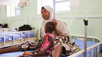 Mariya Mukthar acompanha a filha Murjanatu Mamman, de 1 ano e 10 meses, durante o tratamento contra a desnutrição na unidade de MSF em Unguwa Uku, estado de Kano, na Nigéria. ©Abba Adamu Musa/MSF