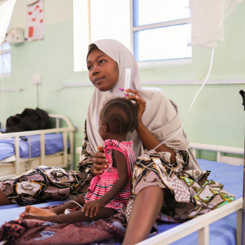 Mariya Mukthar acompanha a filha Murjanatu Mamman, de 1 ano e 10 meses, durante o tratamento contra a desnutrição na unidade de MSF em Unguwa Uku, estado de Kano, na Nigéria. ©Abba Adamu Musa/MSF