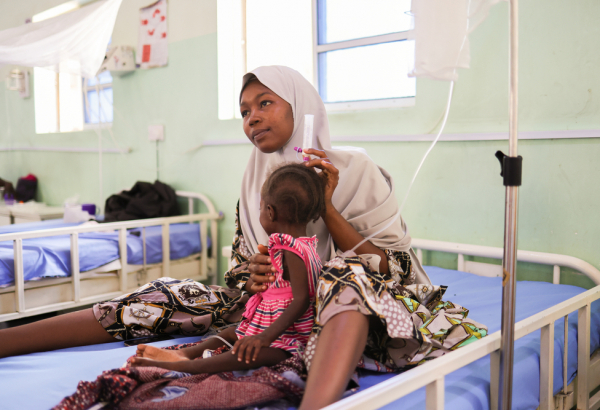 Mariya Mukthar acompanha a filha Murjanatu Mamman, de 1 ano e 10 meses, durante o tratamento contra a desnutrição na unidade de MSF em Unguwa Uku, estado de Kano, na Nigéria. ©Abba Adamu Musa/MSF