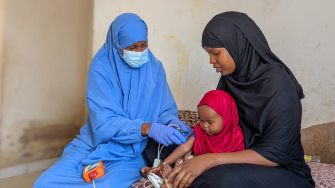 Sabrin Ahmed chegou ao Hospital Regional de Mudug, na Somália, com sua filha, após doze horas de viagem. ©Mohamed Abdirahman/MSF