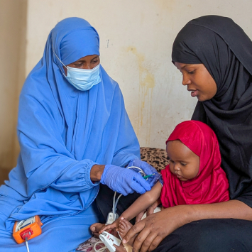 Sabrin Ahmed chegou ao Hospital Regional de Mudug, na Somália, com sua filha, após doze horas de viagem. ©Mohamed Abdirahman/MSF