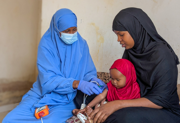 Sabrin Ahmed chegou ao Hospital Regional de Mudug, na Somália, com sua filha, após doze horas de viagem. ©Mohamed Abdirahman/MSF