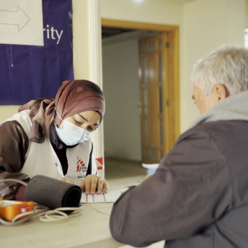 Em diversas regiões do Líbano, nossas equipes se mobilizaram para levar atendimento médico essencial às pessoas deslocadas e feridas pela guerra.©Salam Kabboul