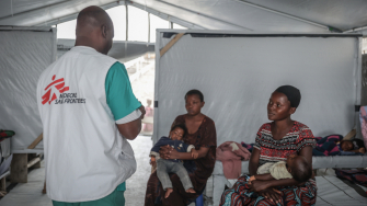 Emmanuel Kabwenge, enfermeiro de MSF, visita pacientes com cólera em uma ala de quarentena no centro hospitalar de Buhimba, em Goma. ©Ley Uwera /MSF