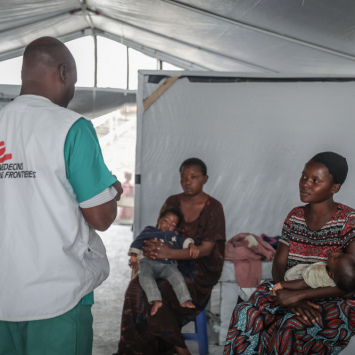 Emmanuel Kabwenge, enfermeiro de MSF, visita pacientes com cólera em uma ala de quarentena no centro hospitalar de Buhimba, em Goma. ©Ley Uwera /MSF