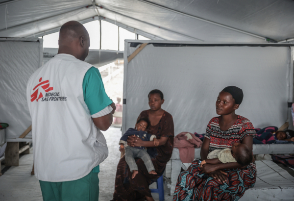 Emmanuel Kabwenge, enfermeiro de MSF, visita pacientes com cólera em uma ala de quarentena no centro hospitalar de Buhimba, em Goma. ©Ley Uwera /MSF