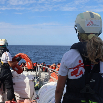 A equipe de MSF, a bordo do Oyvon, nosso navio de busca e salvamento, resgatou 41 pessoas que estavam havia três dias no mar, em um bote de borracha superlotado. ©Lisa Veran/MSF