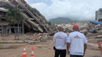 Equipe de MSF avalia a devastação em La Guaira, na Venezuela, após os terremotos de 24 de junho de 2026. Centenas de edifícios foram reduzidos a escombros. ©Belen Filgueira/MSF