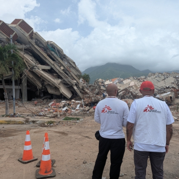 Equipe de MSF avalia a devastação em La Guaira, na Venezuela, após os terremotos de 24 de junho de 2026. Centenas de edifícios foram reduzidos a escombros. ©Belen Filgueira/MSF