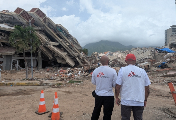 Equipe de MSF avalia a devastação em La Guaira, na Venezuela, após os terremotos de 24 de junho de 2026. Centenas de edifícios foram reduzidos a escombros. ©Belen Filgueira/MSF