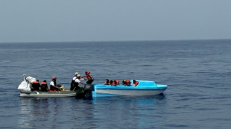 Equipe de MSF realiza resgaste de 18 pessoas que estavam em um barco em perigo, no Mar Mediterrâneo. Agosto de 2026. ©MSF
