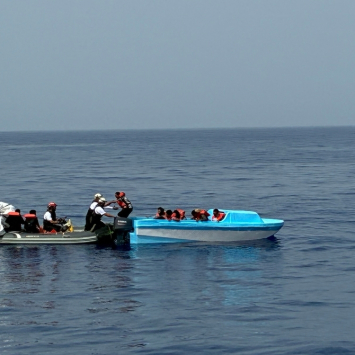 Equipe de MSF realiza resgaste de 18 pessoas que estavam em um barco em perigo, no Mar Mediterrâneo. Agosto de 2026. ©MSF