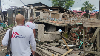 Equipe de MSF realiza uma avaliação das necessidades no bairro de Alberto Lleras, uma das áreas mais atingidas pelo terremoto em Buenaventura, Colômbia. Agosto de 2026. ©MSF