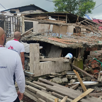 Equipe de MSF realiza uma avaliação das necessidades no bairro de Alberto Lleras, uma das áreas mais atingidas pelo terremoto em Buenaventura, Colômbia. Agosto de 2026. ©MSF