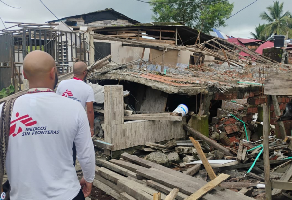 Equipe de MSF realiza uma avaliação das necessidades no bairro de Alberto Lleras, uma das áreas mais atingidas pelo terremoto em Buenaventura, Colômbia. Agosto de 2026. ©MSF