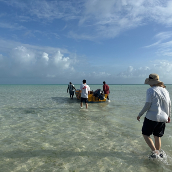 Equipe de MSF se prepara para viajar de barco de Abaiang, em Kiribati, até uma ilha vizinha. ©Kiera SargeantMSF