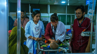 Equipe de MSF trabalha para estabilizar o quadro de saúde de Aiyan Arfan, de 10 dias de vida, no hospital apoiado pela organização, em Bangladesh. ©Nazmul Islam/MSF