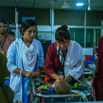 Equipe de MSF trabalha para estabilizar o quadro de saúde de Aiyan Arfan, de 10 dias de vida, no hospital apoiado pela organização, em Bangladesh. ©Nazmul Islam/MSF